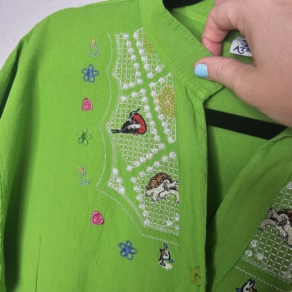 AYME Galapagos Lime Green Embroidered Turtle Blue Foot Boobie Bird Womens Button - Picture 5 of 12